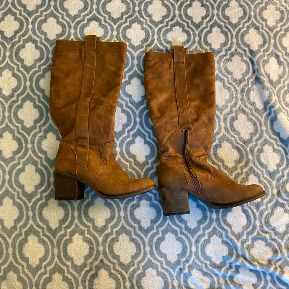 Women’s Cowboy Boots - Picture 2 of 4